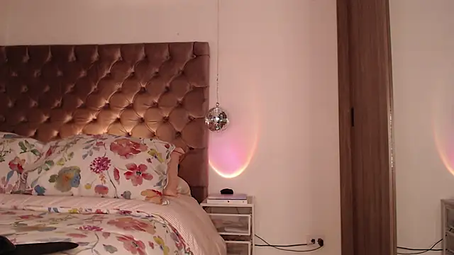 Roussmariehenao online show from February 2026 02:57:02 AM