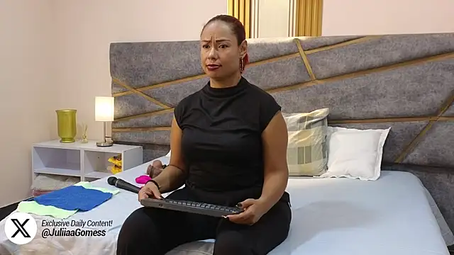 Julia Gomes online show from March 2025 07:30:01 PM