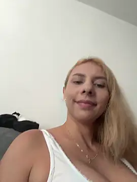 Snapshot of DollMagguie chatting on September 2025 03:54:01 PM DollMagguie online show from September 2025 03:54:01 PM