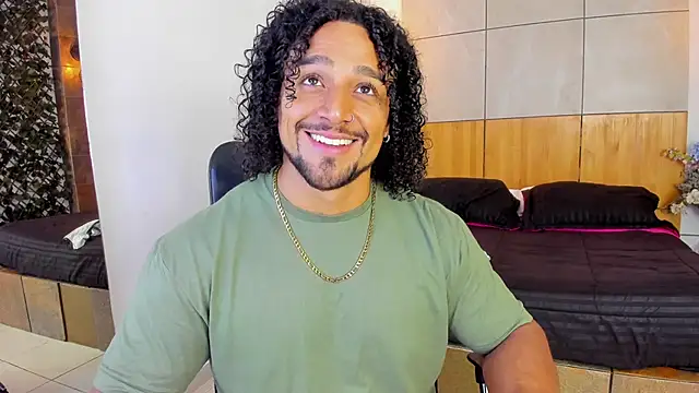 Snapshot of MikeEstevess chatting on March 2025 11:46:01 PM MikeEstevess online show from March 2025 11:46:01 PM