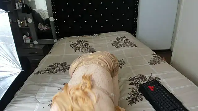 Snapshot of valerie_luxe_ chatting on November 2025 02:59:01 AM valerie luxe online show from November 2025 02:59:01 AM