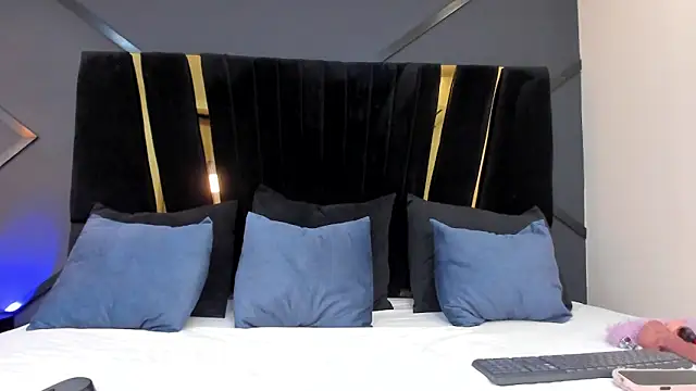 emily mooon online show from October 2025 02:45:01 AM