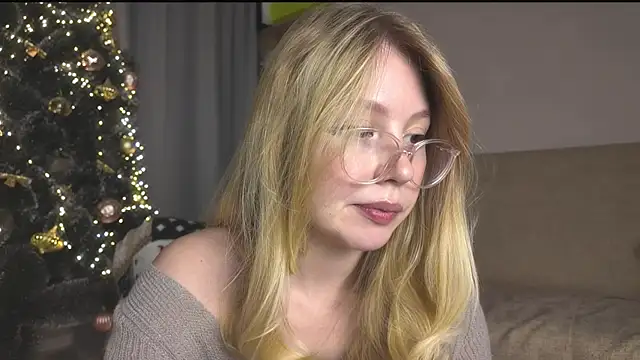 Snapshot of HoneyAudrey chatting on December 2025 01:33:02 AM HoneyAudrey online show from December 2025 01:33:02 AM