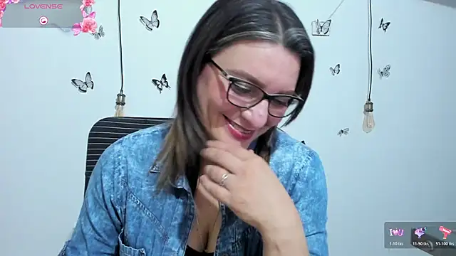 Amie Adams82  online show from December 2025 03:44:02 PM