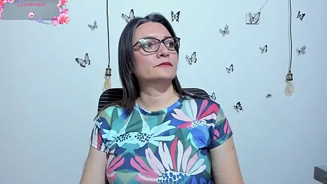 Amie Adams82  online show from December 2025 04:20:02 PM