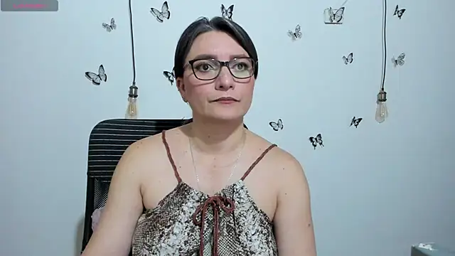 Amie Adams82  online show from November 2025 04:00:01 PM