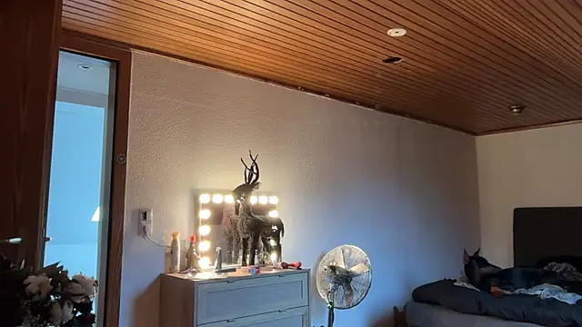 JeSuisUnTapin online show from December 2025 12:52:02 PM