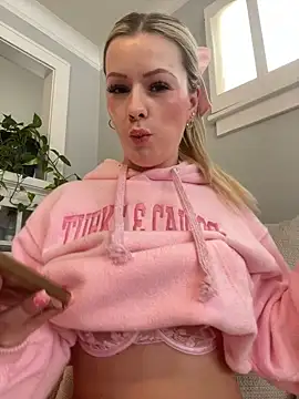 Snapshot of LoveShae_ chatting on February 2025 10:01:01 PM LoveShae online show from February 2025 10:01:01 PM