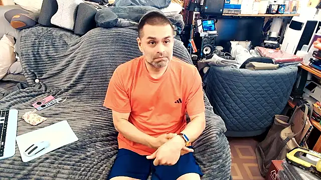 Snapshot of ClampMaster chatting on October 2025 10:00:02 PM ClampMaster online show from October 2025 10:00:02 PM