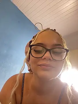 Snapshot of Lolacavalona chatting on December 2024 12:00:02 AM Lolacavalona online show from December 2024 12:00:02 AM
