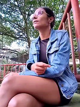Snapshot of Leslly_ chatting on May 2026 10:24:01 PM Leslly online show from May 2026 10:24:01 PM