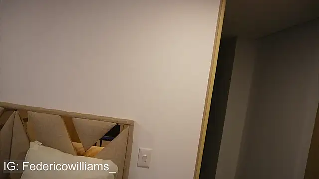 Snapshot of Derek_w chatting on February 2025 06:45:01 AM Derek w online show from February 2025 06:45:01 AM