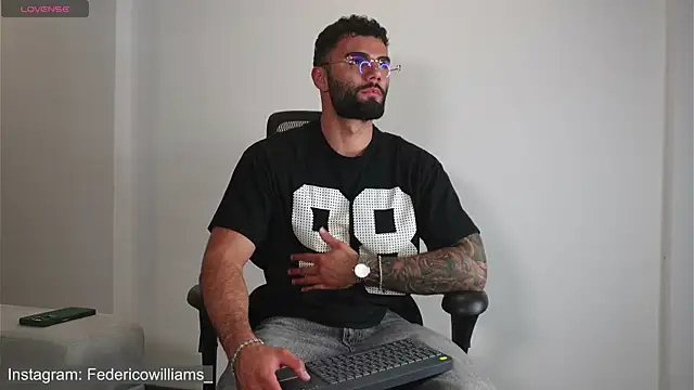 Snapshot of Derek_w chatting on September 2025 05:03:02 AM Derek w online show from September 2025 05:03:02 AM