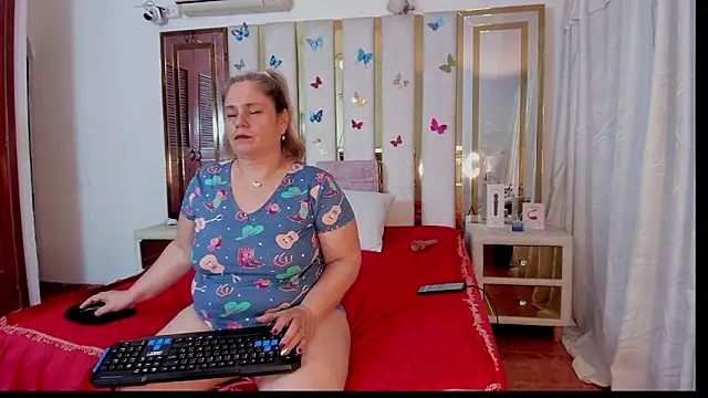 Snapshot of AnyelaGitanaMature chatting on February 2026 03:04:01 AM AnyelaGitanaMature online show from February 2026 03:04:01 AM