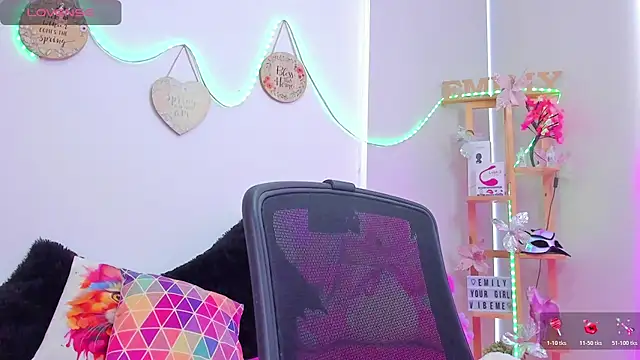 Snapshot of EmillySanders chatting on November 2025 08:02:01 PM EmillySanders online show from November 2025 08:02:01 PM