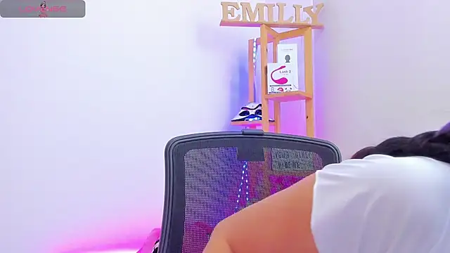 Snapshot of EmillySanders chatting on October 2025 04:30:01 PM EmillySanders online show from October 2025 04:30:01 PM