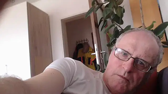 Snapshot of Milkasahne64 chatting on October 2025 09:00:01 AM Milkasahne64 online show from October 2025 09:00:01 AM