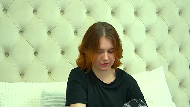 Snapshot of LessySmith chatting on October 2025 04:31:02 PM LessySmith online show from October 2025 04:31:02 PM