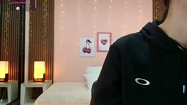 alina martinelli online show from April 2026 12:01:02 PM