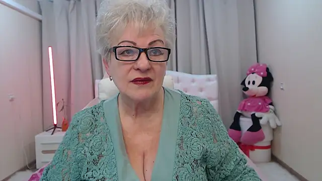 Snapshot of KayleSmoll chatting on May 2026 06:35:02 PM KayleSmoll online show from May 2026 06:35:02 PM