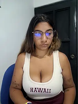 Sofythom1 online show from December 2025 04:37:01 AM