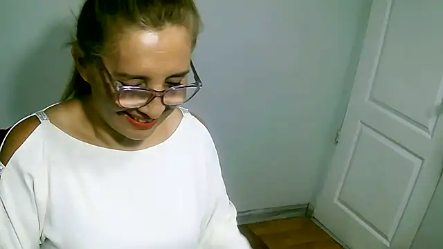 leona- online show from December 2025 04:41:02 PM