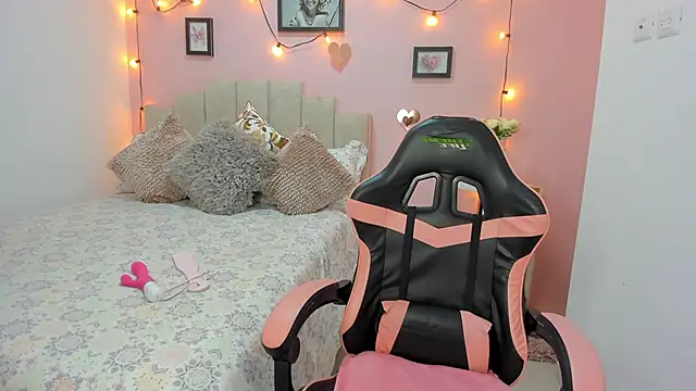 emilyharrix online show from November 2025 07:08:02 PM