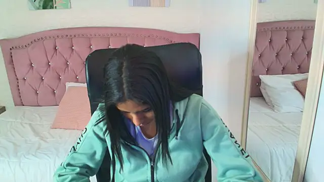 shaneelle online show from September 2025 03:05:01 AM