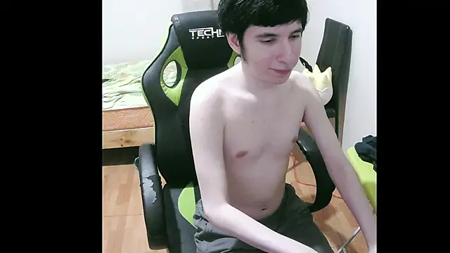 Snapshot of Twink_martinboy chatting on February 2025 04:25:01 AM Twink martinboy online show from February 2025 04:25:01 AM