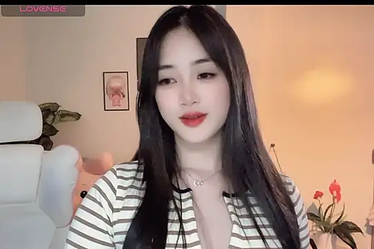 Snapshot of _Aimy_ chatting on November 2025 06:30:01 PM Aimy online show from November 2025 06:30:01 PM