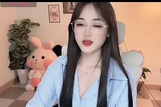 Snapshot of _Aimy_ chatting on November 2025 04:00:01 PM Aimy online show from November 2025 04:00:01 PM