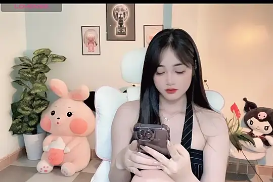 Snapshot of _Aimy_ chatting on December 2025 06:03:01 AM Aimy online show from December 2025 06:03:01 AM