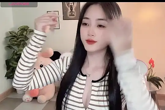 Snapshot of _Aimy_ chatting on November 2025 04:24:01 AM Aimy online show from November 2025 04:24:01 AM