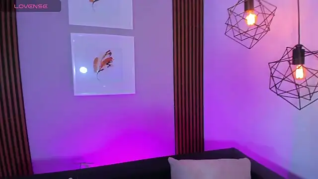 Nahiajhonson  online show from April 2026 12:07:02 PM