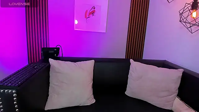 Nahiajhonson  online show from March 2026 12:16:01 PM