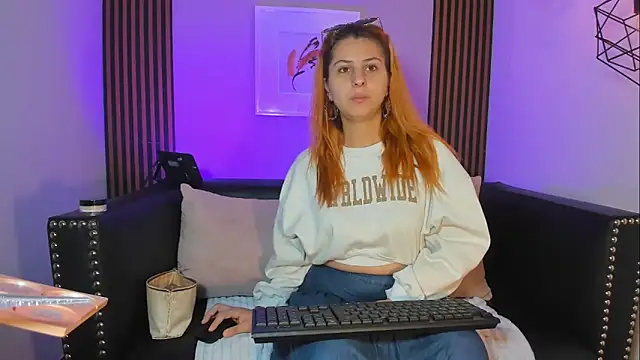 Nahiajhonson  online show from November 2025 12:53:01 PM