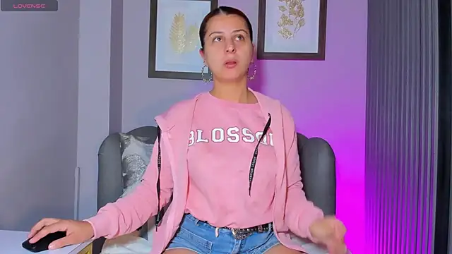 Nahiajhonson  online show from October 2025 12:58:02 PM