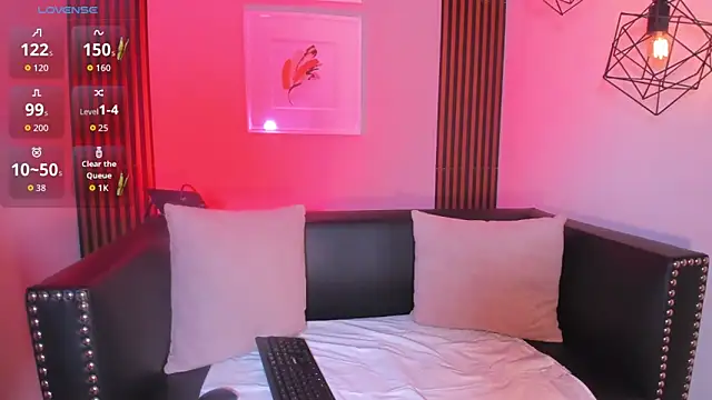 Nahiajhonson  online show from December 2025 01:32:02 PM