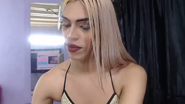 Snapshot of MARGOTFERRER chatting on June 2026 06:13:02 AM MARGOTFERRER online show from June 2026 06:13:02 AM