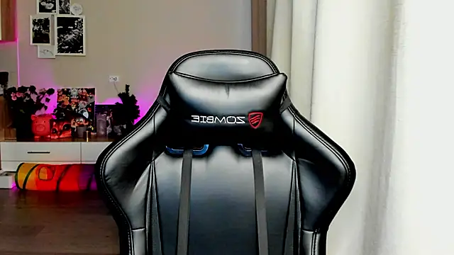 Snapshot of Sm0ly chatting on October 2025 01:37:02 AM Sm0ly online show from October 2025 01:37:02 AM