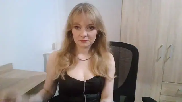 Snapshot of AlmaHoney chatting on September 2025 08:26:02 PM AlmaHoney online show from September 2025 08:26:02 PM