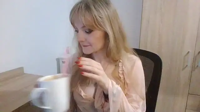 Snapshot of AlmaHoney chatting on September 2025 08:19:01 PM AlmaHoney online show from September 2025 08:19:01 PM