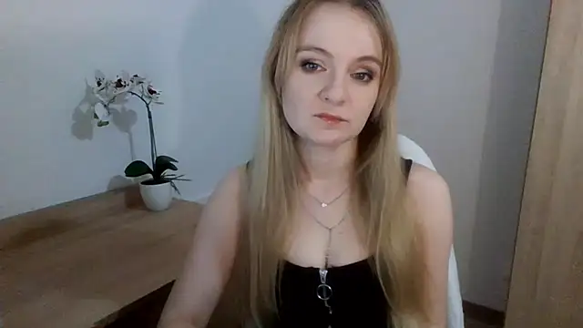 Snapshot of AlmaHoney chatting on February 2025 04:08:01 PM AlmaHoney online show from February 2025 04:08:01 PM