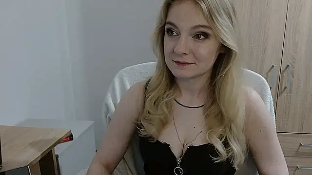 Snapshot of AlmaHoney chatting on May 2026 08:07:01 PM AlmaHoney online show from May 2026 08:07:01 PM