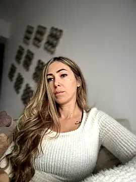 Snapshot of RaquelleDevon chatting on November 2025 11:21:01 AM RaquelleDevon online show from November 2025 11:21:01 AM