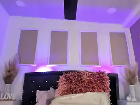 Snapshot of queen_satin chatting on December 2024 10:23:01 AM queen satin online show from December 2024 10:23:01 AM