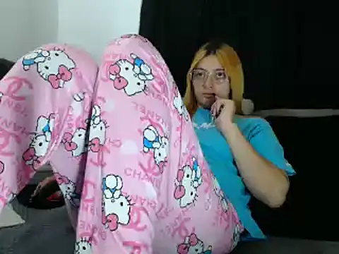 lessliee22  online show from March 2025 02:22:02 AM