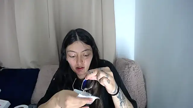 lessliee22  online show from March 2026 06:02:02 AM