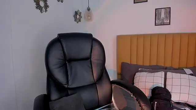 lara madisson online show from March 2026 11:43:01 PM