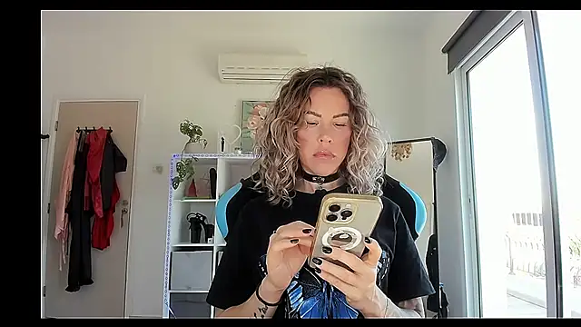 Lara Bergmann online show from February 2026 09:33:01 AM